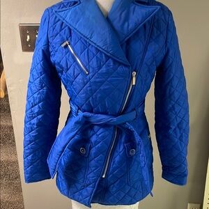 Blue Puffer Jacket with Quilted Fabric and Belt